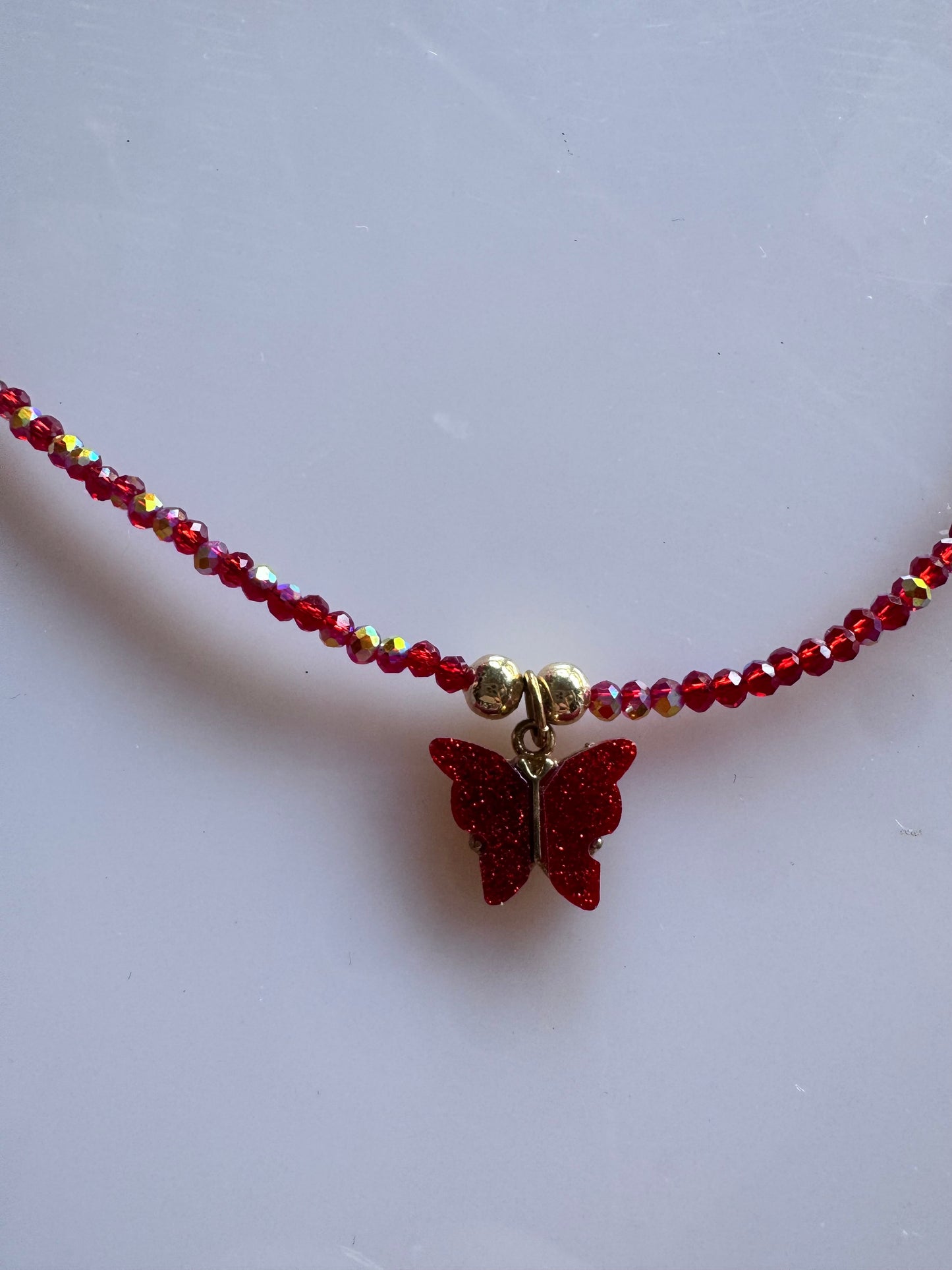 Collar Crimson Wings: Pasión en Cristal